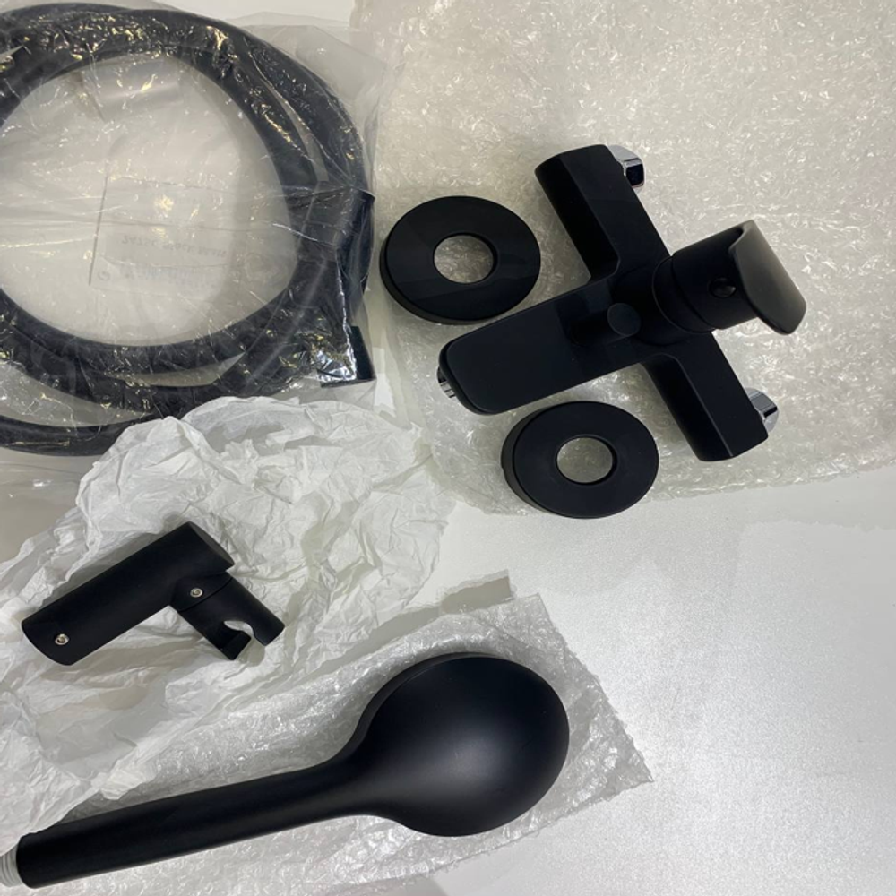 Смеситель для ванны с изливом и душевым комплектом NEW FLY 570502BTNM-70 черный