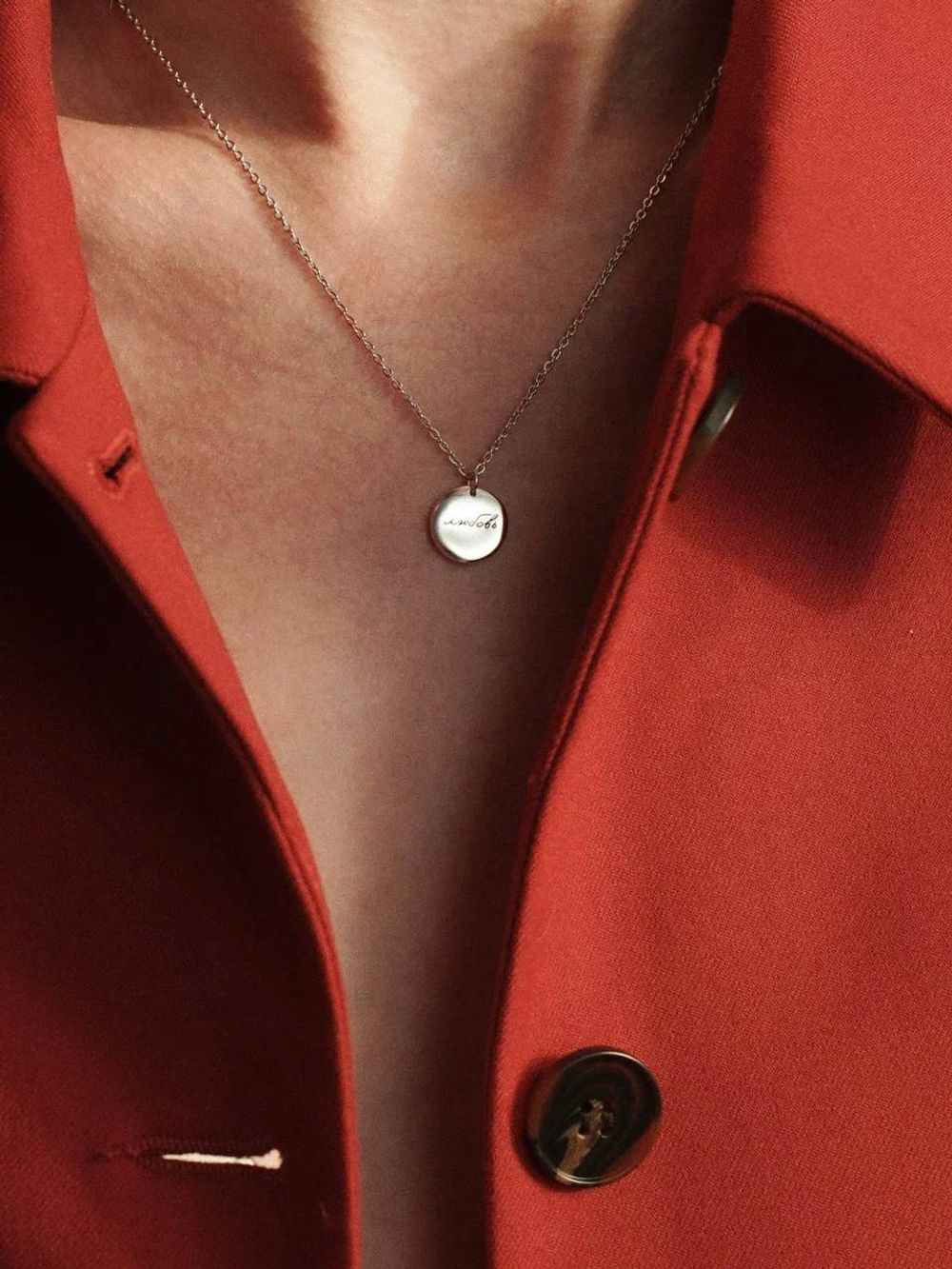 Медальон с гравировкой «Любовь никогда не перестает»