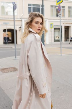 Свободный тренч из атласного хлопка жемчужного цвета