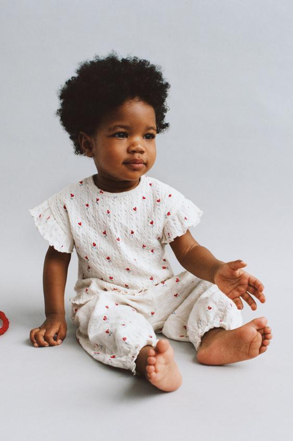 ZARA ФУТБОЛКА ИЗ РЕЛЬЕФНОЙ ТКАНИ С ЦВЕТОЧНЫМ ПРИНТОМ, ЖЕЛТОВАТО-БЕЛЫЙ