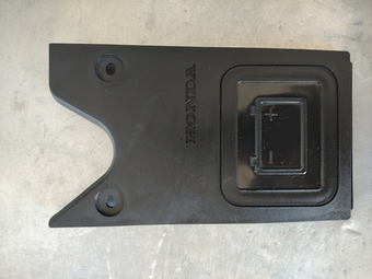 крышка АКБ (пластик) хонда дио 34/35 GBL/GBLK