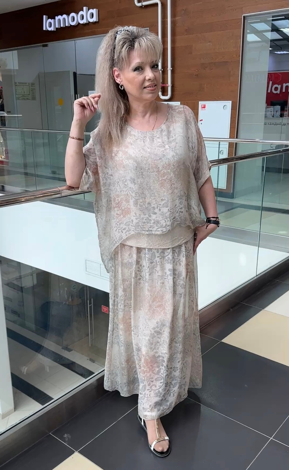 Нарядный итальянский костюм с пайетками и юбкой