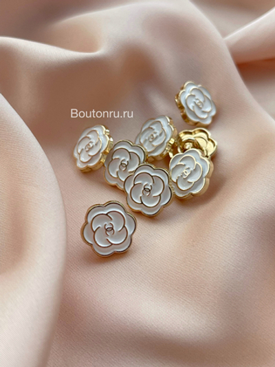 Пуговицы Шан.  белый цветок в золотом обрамлении