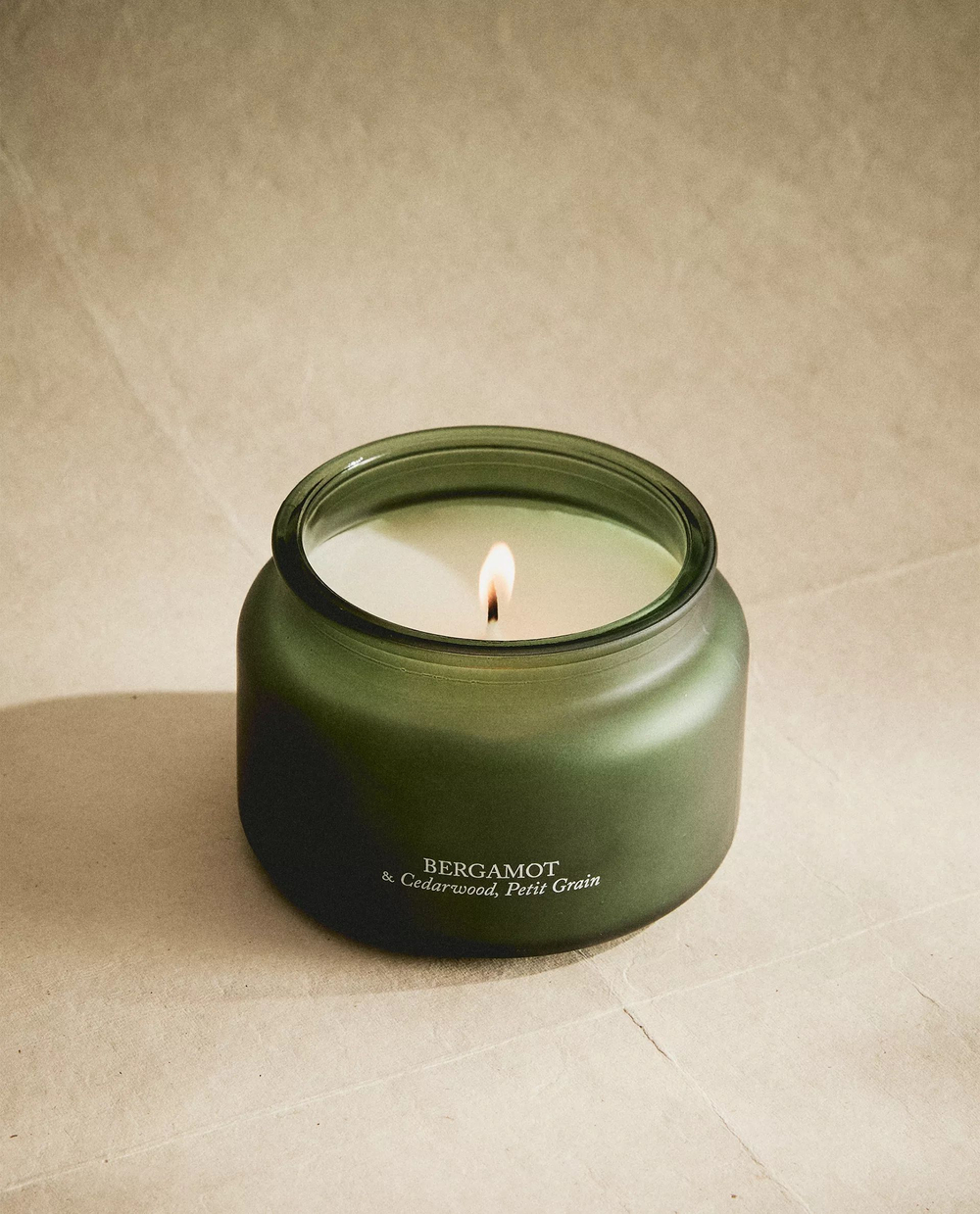 Zara Home - Ароматическая свеча bergamot & cedar wood, petit grain, 240 г