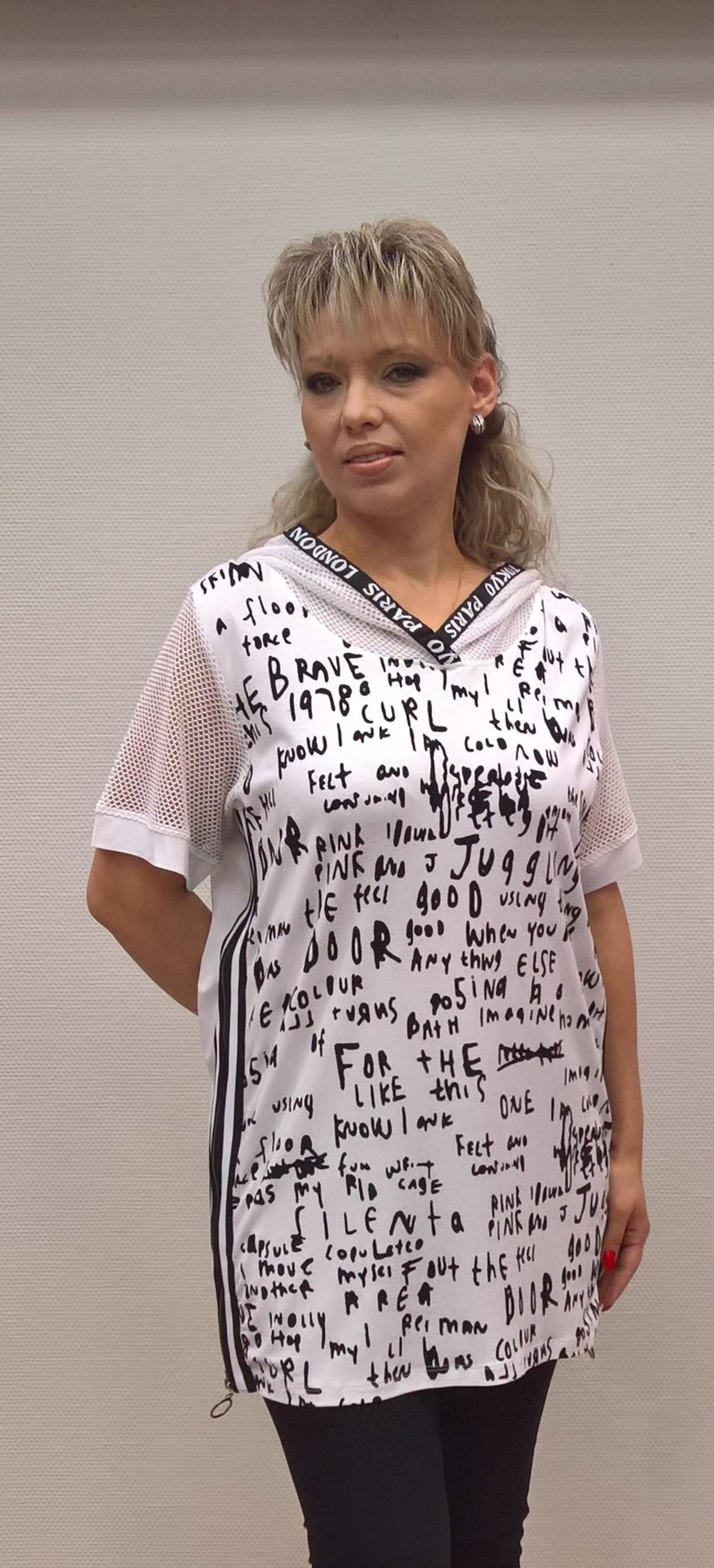 Оригинальная туника с сеткой на рукавах и капюшоне