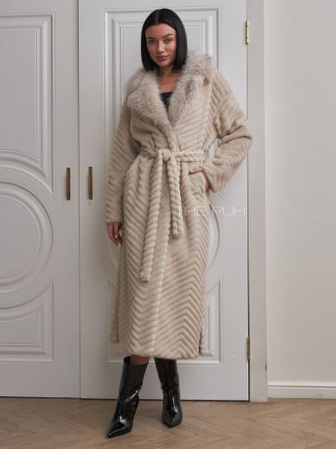 Длинная бежевая шуба из эко-меха