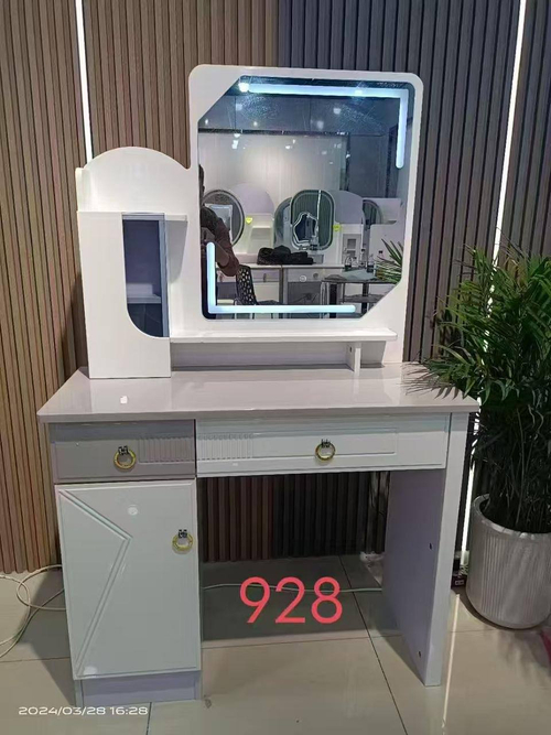 Туалетный столик с LED-зеркалом