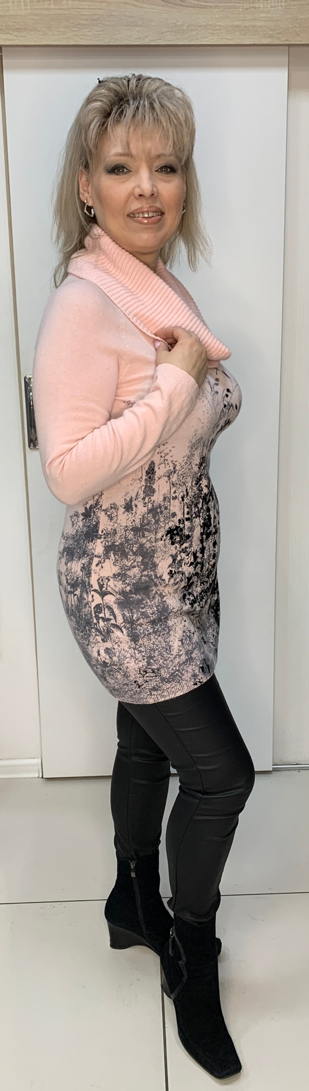 Теплый розовый свитер с черно-серым принтом