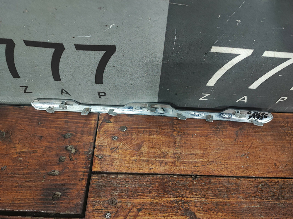 Молдинг решетки радиатора Mercedes GLC (X253) 19-нв Б/У Оригинал A2538883800