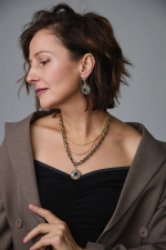 Колье из витой и тонких цепочек с круглым кулоном с синими и светлыми кристаллами