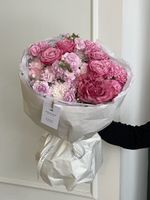 Букет из кустовых пионовидных роз, хризантемы в розовом оттенке и маттиолы