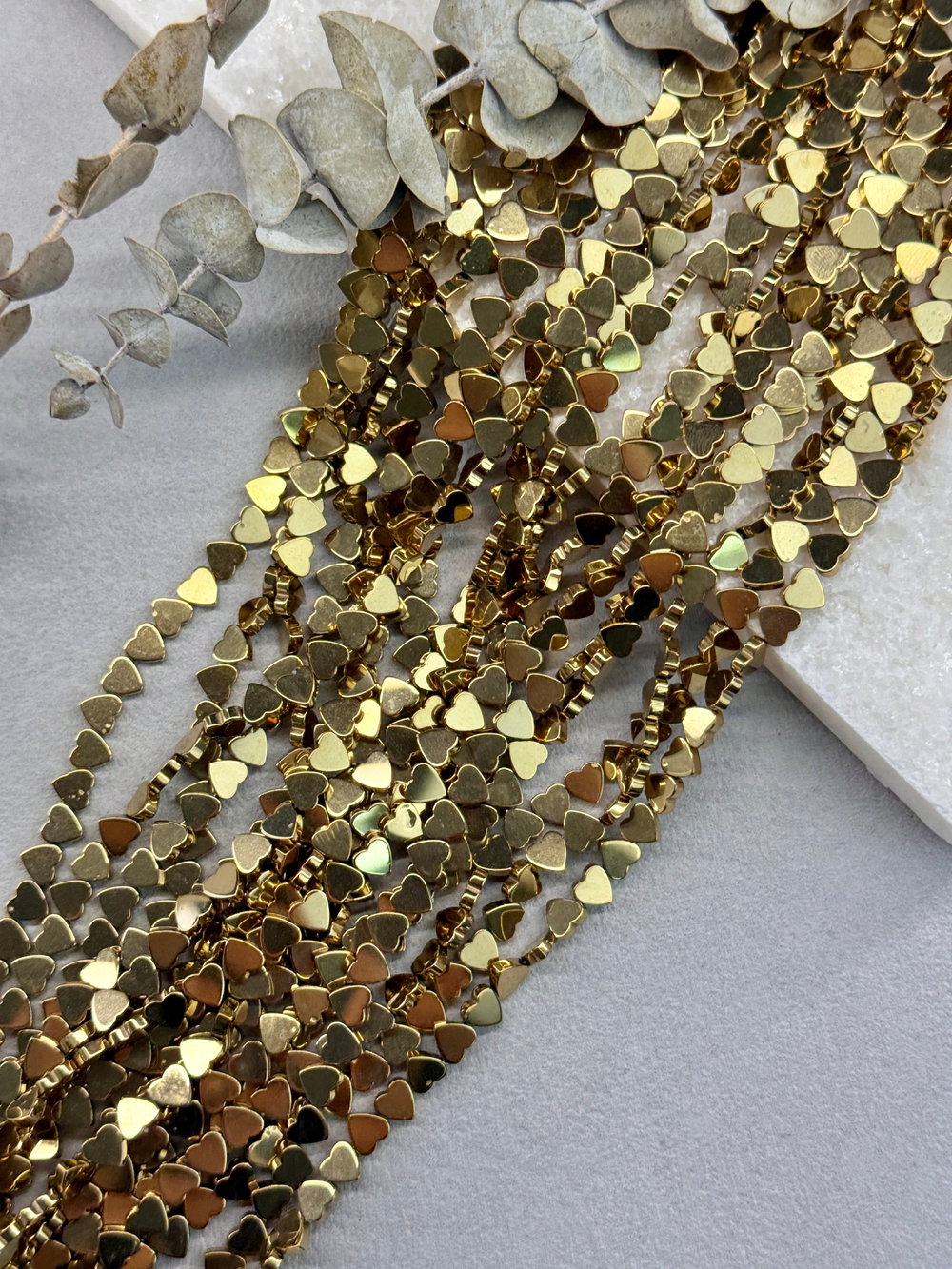 Гематит сердце, золото, 6 мм, нить 40 см