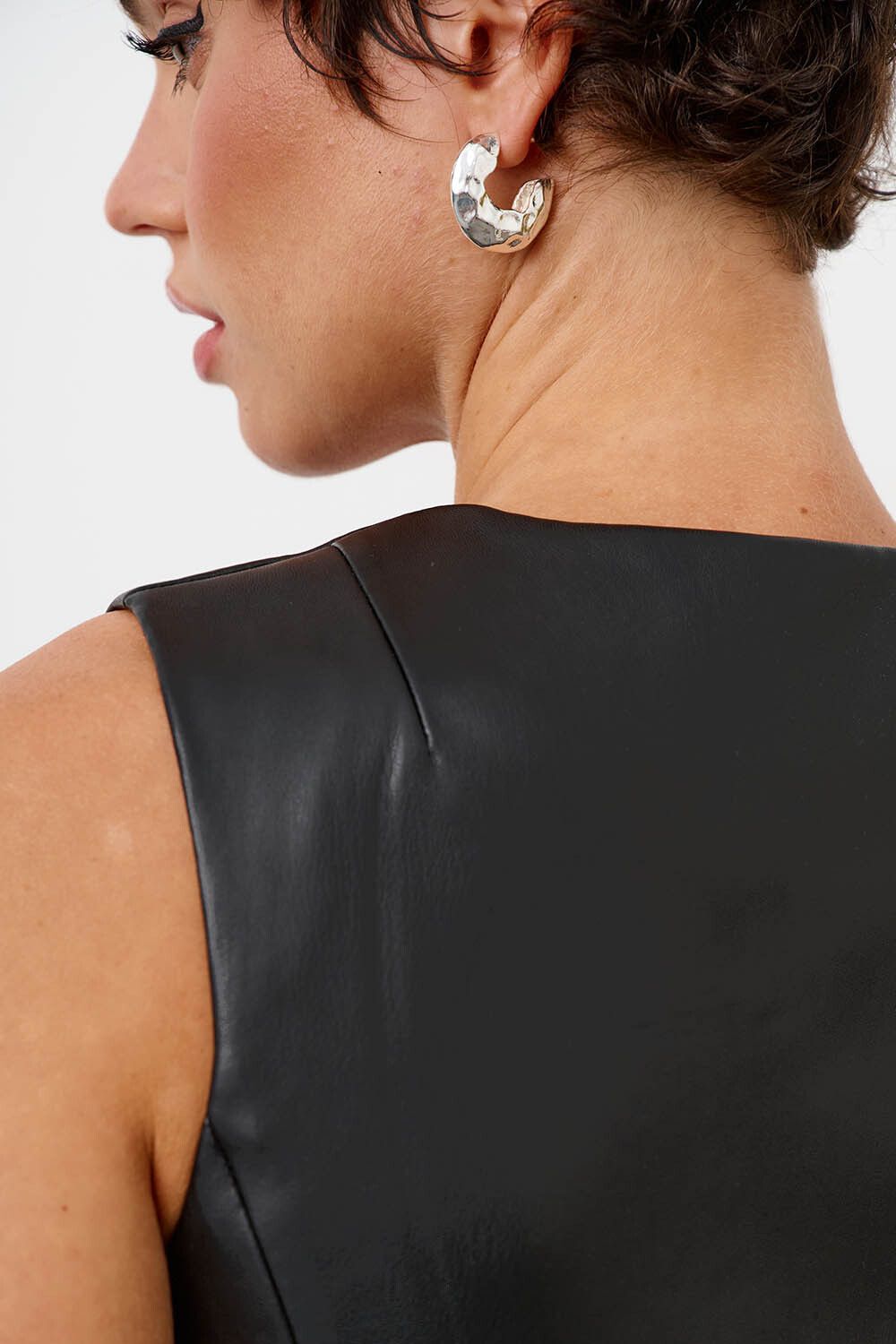 Жилетка из экокожи в минималистичном стиле черного цвета