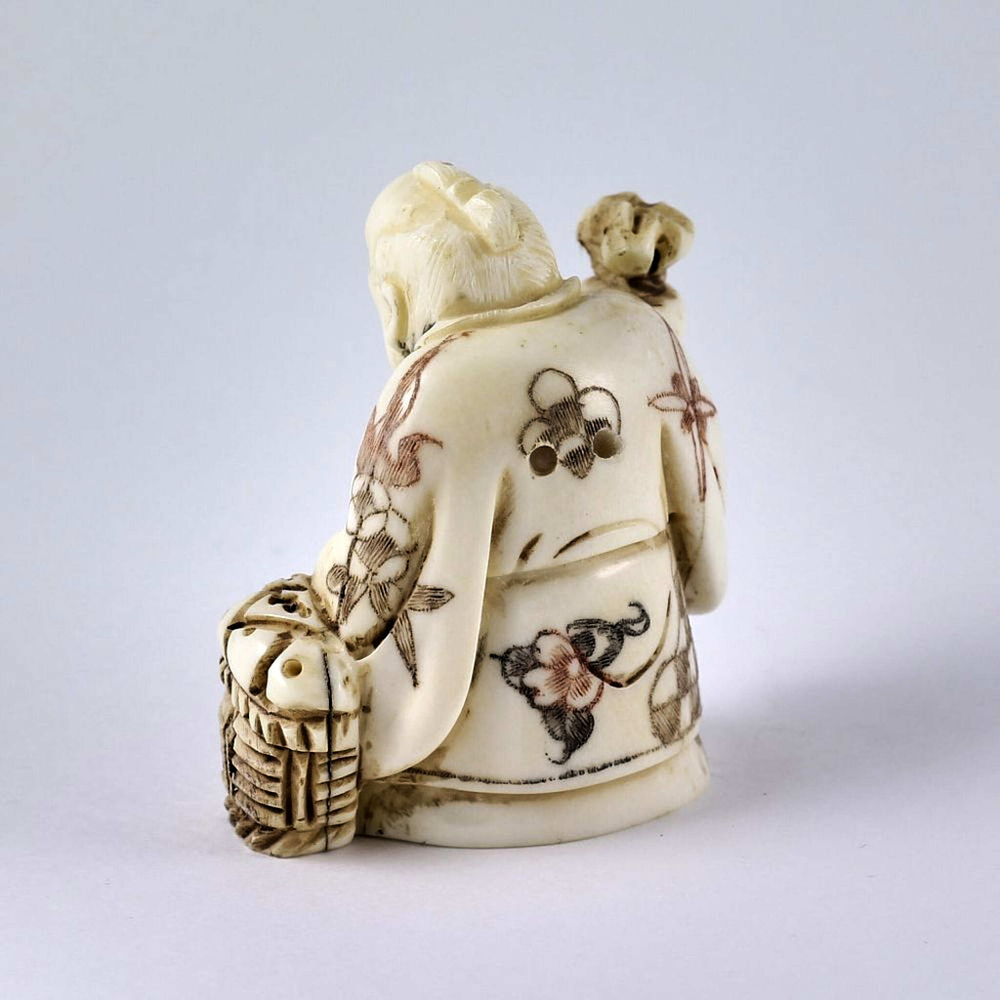 Нэцкэ Рыбак с корзиной священного карпа и мешочком риса