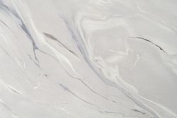 "Женева" интерьерный стол из HPL шестиугольный, D50, H35, цвет "мрамор пепел", каркас из стали белый муар