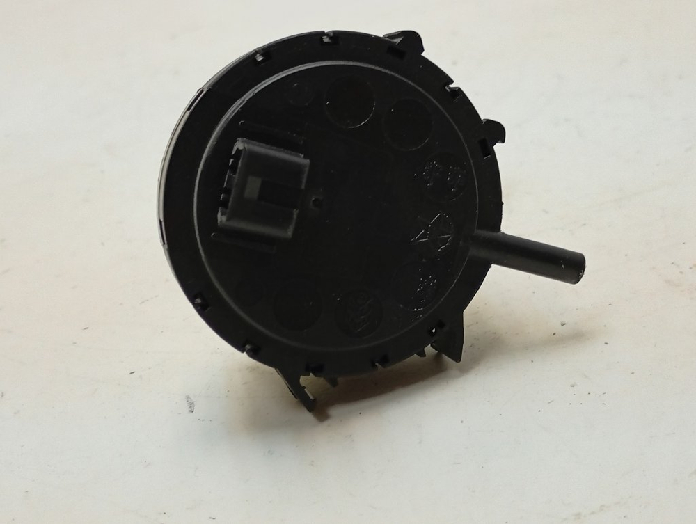 WISL82 кт57 Прессостат для стиральной машины Indesit 16001591503 б/у