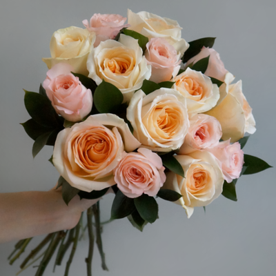 42. Персиково-розовый ароматный букет роз