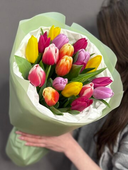21 разноцветный тюльпан в оформлении