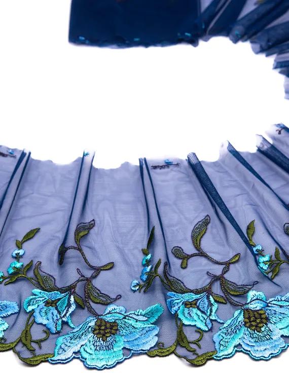 05-104 Вышивка на эл. сетке 20 см, т.синий/голубой (правая)