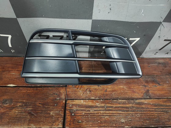 Решётка бампера правая Audi Q5 (FY) 17-нв Б/У Оригинал 80A807682D