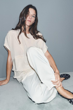 ZARA ТОП С ВОЛАНАМИ И НЕОБРАБОТАННЫМ И КРОМКАМИ — ZW COLLECTION, БЕЖЕВЫЙ/ЗЕЛЕНЫЙ