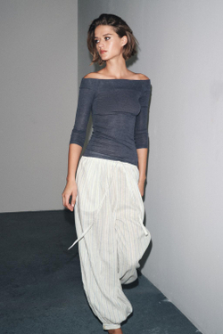 ZARA ФУТБОЛКА С ВЫРЕЗОМ «ЛОДОЧКА», СИНИЙ