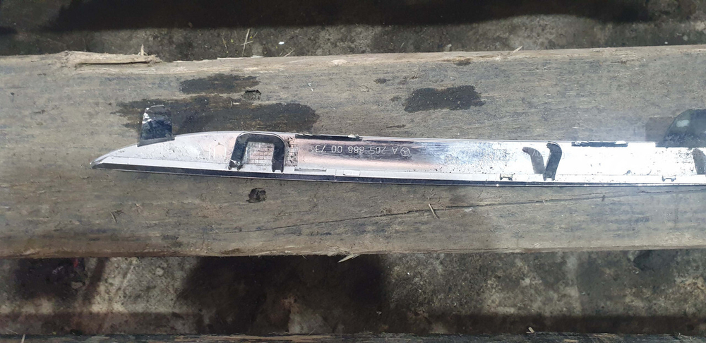 Молдинг решетки радиатора Mercedes C (W205) 14-18 Б/У Оригинал a2058880073