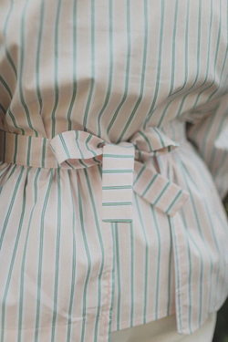 Рубашка с фигурной баской, зеленая полоска на персиковом