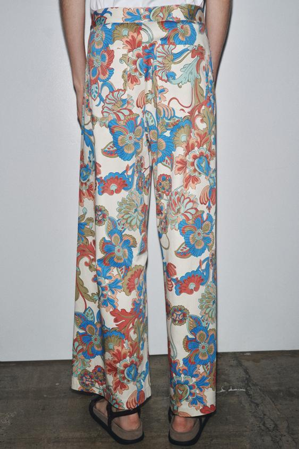 ZARA УКОРОЧЕННЫЕ РАСКЛЕШЕННЫЕ БРЮКИ С ЦВЕТОЧНЫМ ПРИНТОМ ZW COLLECTION, РАЗНОЦВЕТНЫЙ