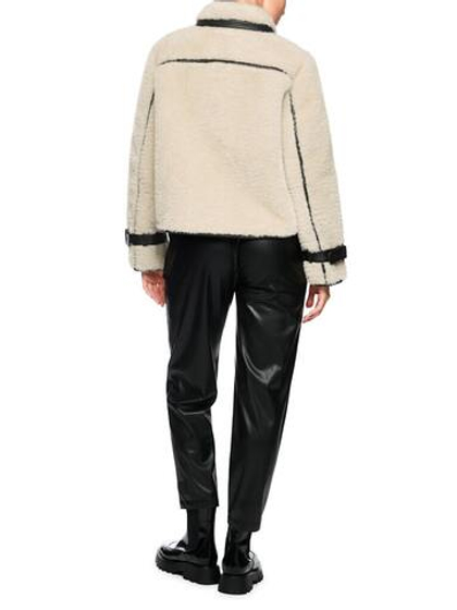 Marc Cain Куртка из эко-меха с декоративной пряжкой на рукавах