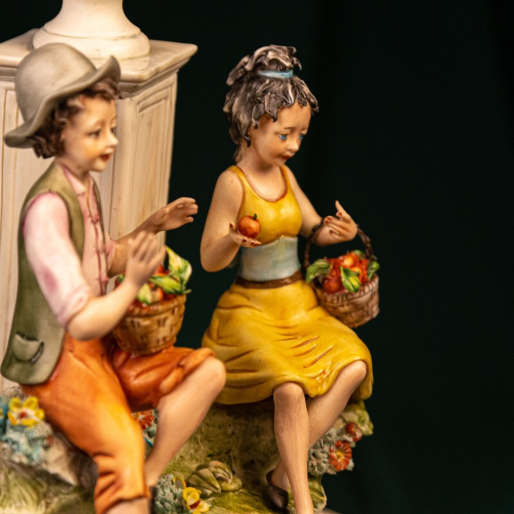 Фарфоровая мануфактура Capodimonte «Сбор урожая яблок»