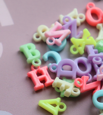 Подвеска буква акрил 14х8 мм