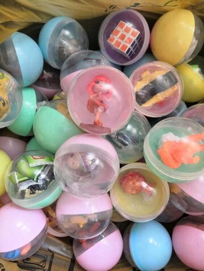 Игрушки в капсулах 65 мм