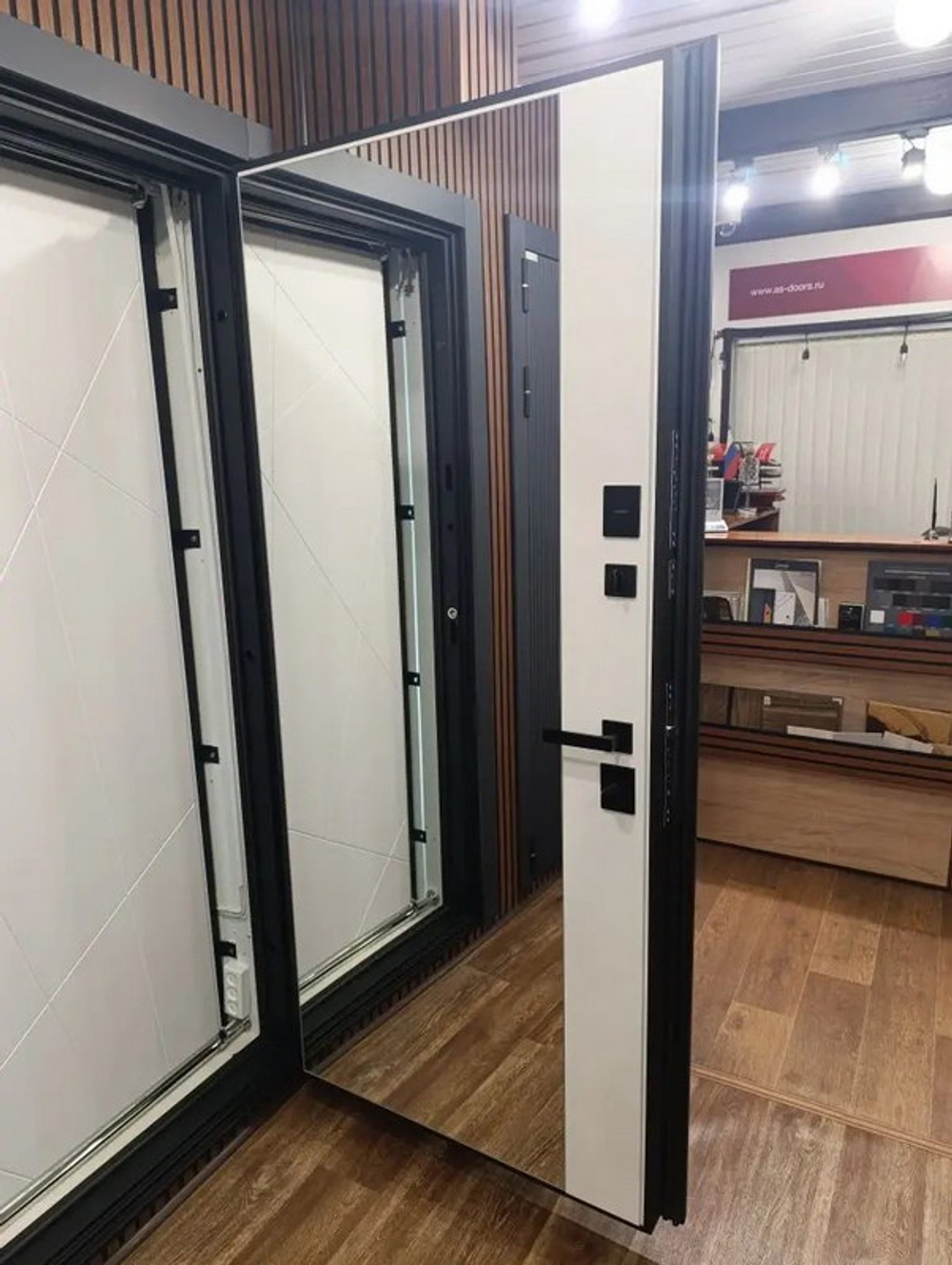 Стальная дверь "Нева" с зеркалом (биометрический замок Y12)