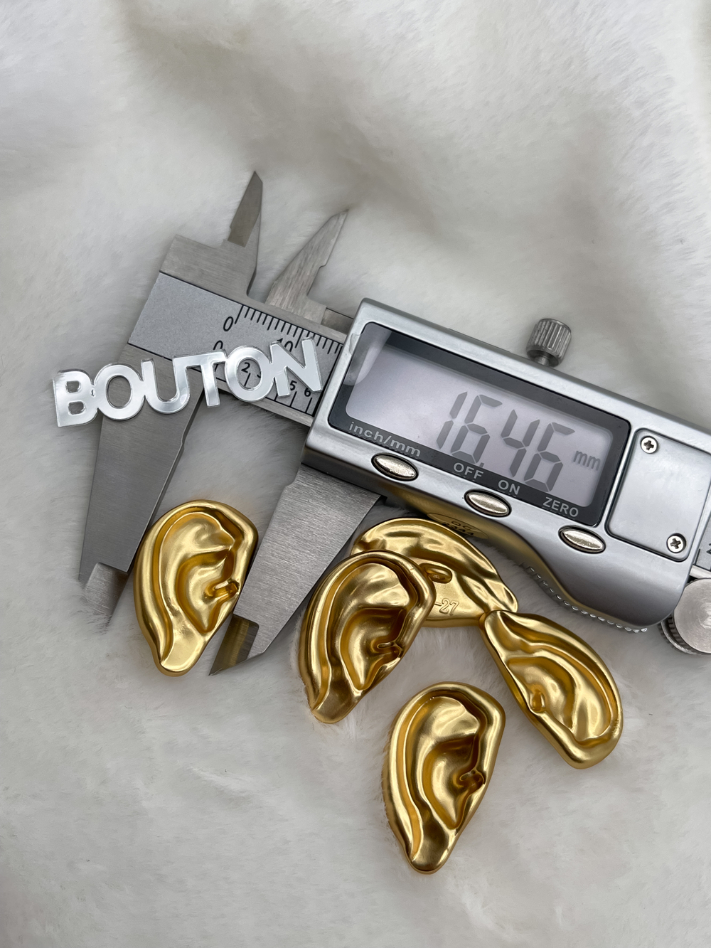 Пуговицы Скиапар. матовое золото в форме "Уха"