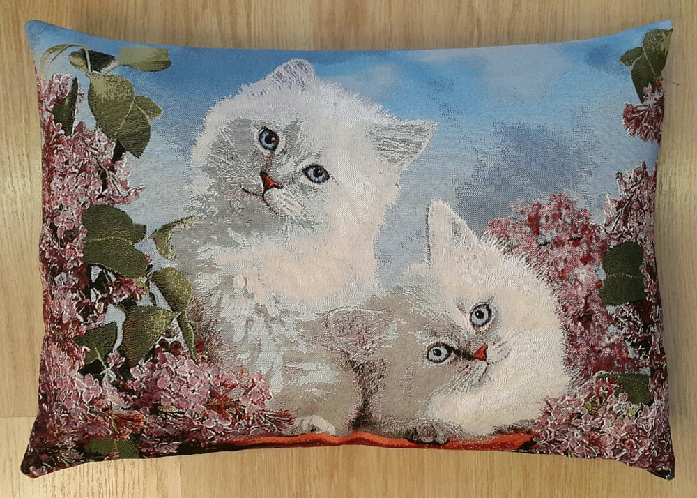 Декоративный гобеленовый чехол для интерьерной подушки Котята в сирени 50*70