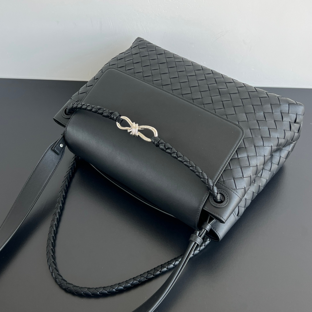 Bottega Veneta Medium Andiamo Messenger 37 cm