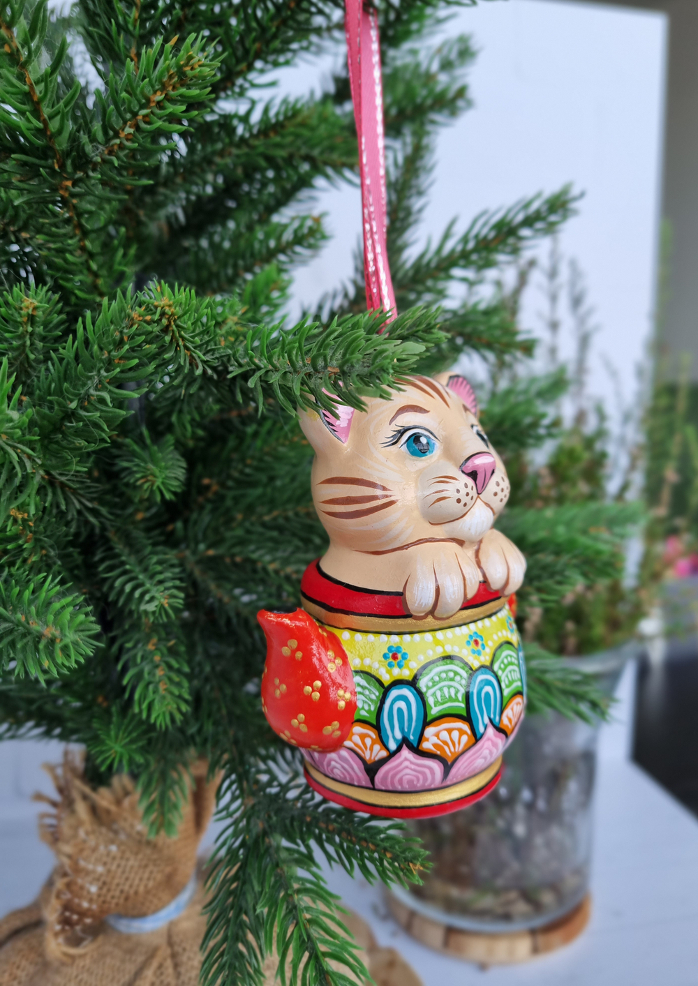 Котик в чайнике ёлочная игрушка из фарфора