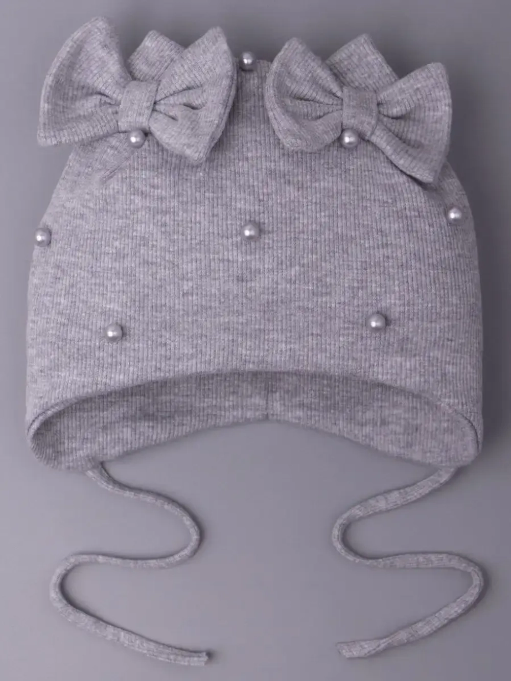 Шапка для девочки осенняя на завязках с бусинами