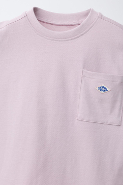 ZARA ФУТБОЛКА С НАШИВКОЙ И КАРМАНОМ, ЦВЕТ МАЛЬВЫ