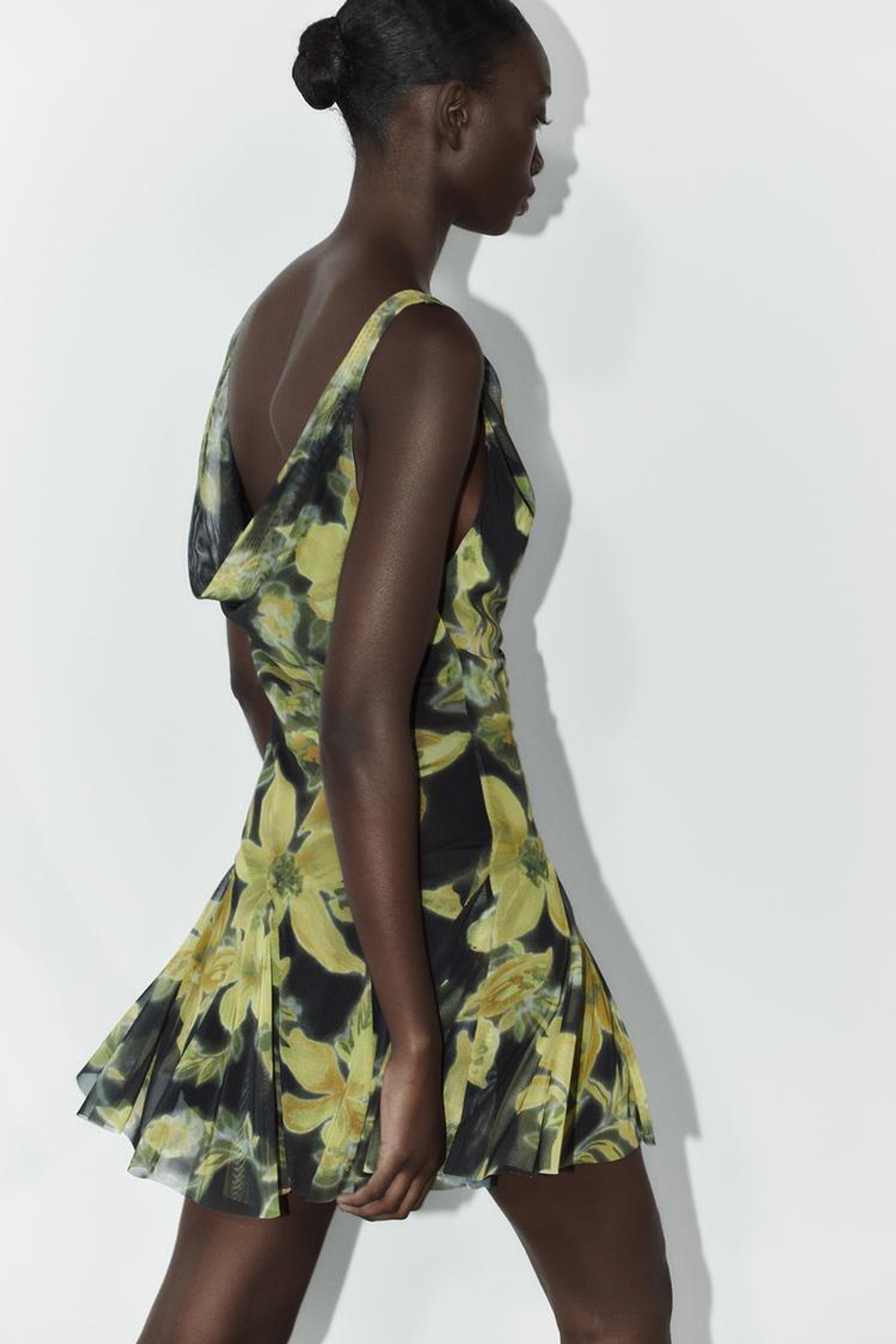 ZARA КОРОТКОЕ ПЛАТЬЕ ИЗ ТЮЛЯ С ЦВЕТОЧНЫМ ПРИНТОМ, ЧЕРНЫЙ/ЗЕЛЕНЫЙ