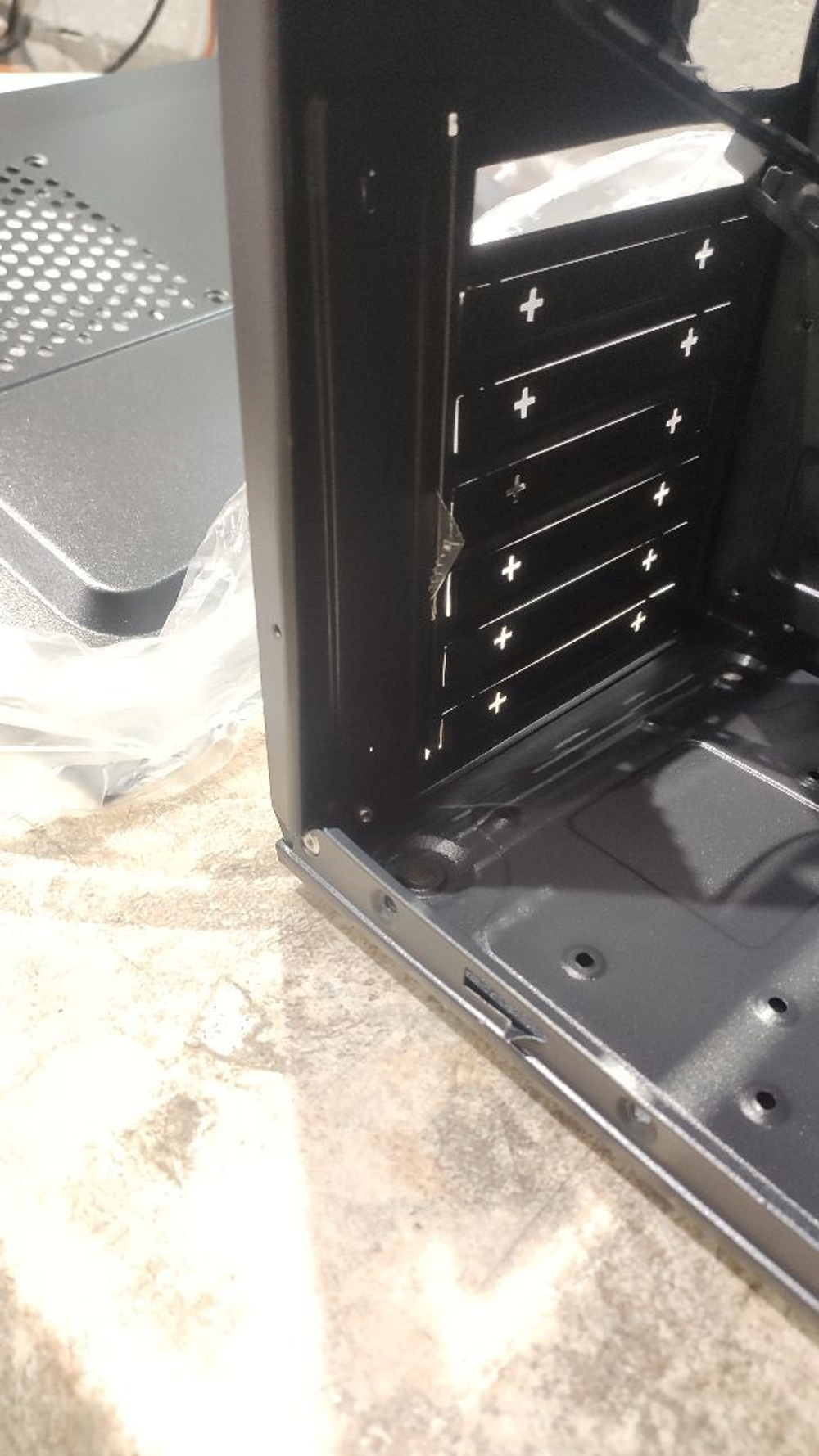 УЦЕНКА_Корпус TESLA 3241U3BF, Без БП, ATX, чёрный, 1xFAN, 2xUSB2, 1xUSB3 (RMA_TSL-3241U3-BF) {новый; замятие на заднем левом нижнем углу}