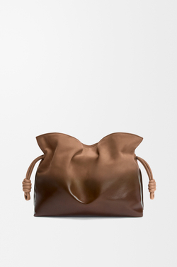 Loewe Средняя сумка-клатч Flamenco из лакированной нубуковой кожи с градиентным переходом цвета, мокко