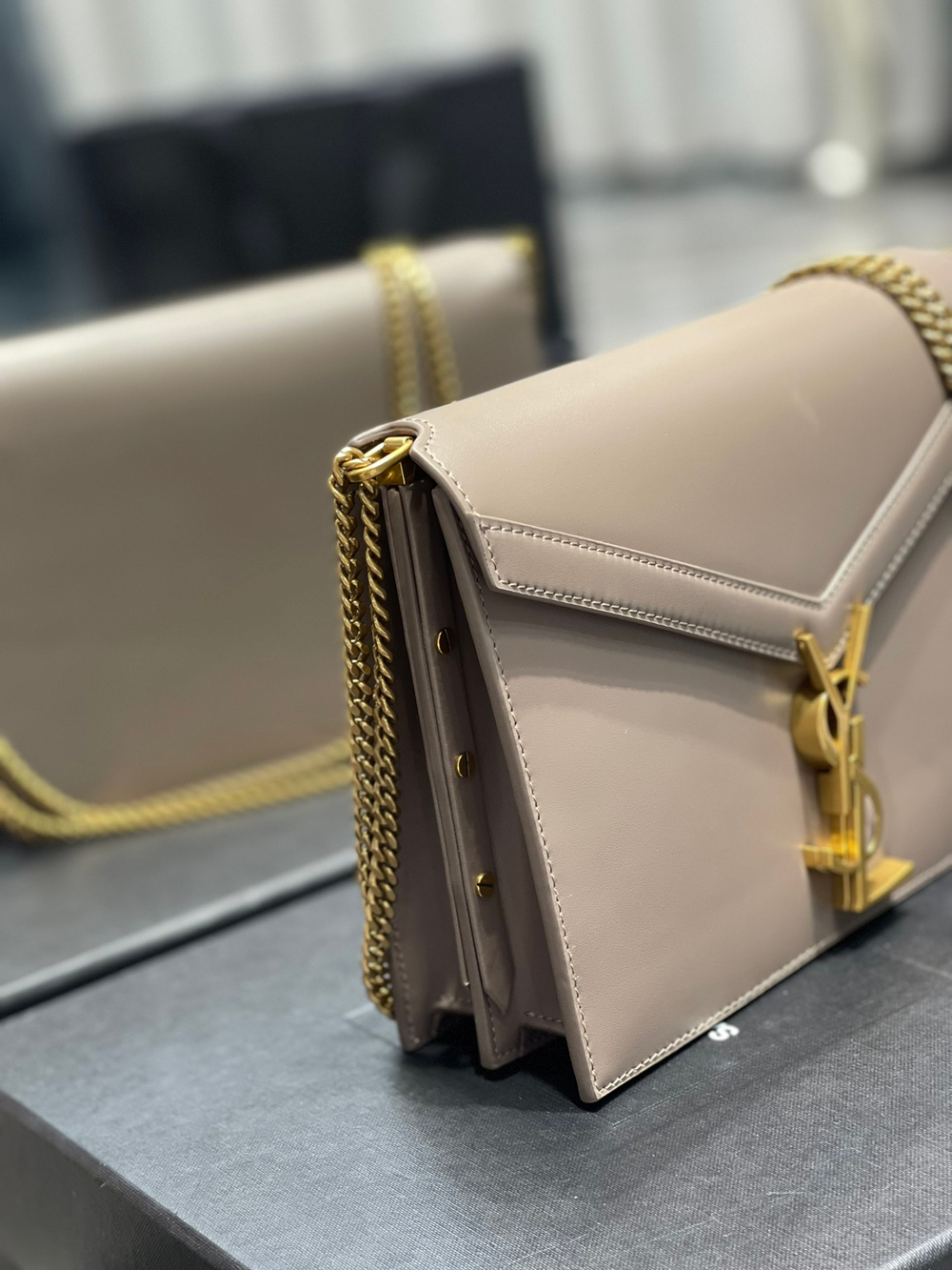 YSL Cassandra Medium 22 cm