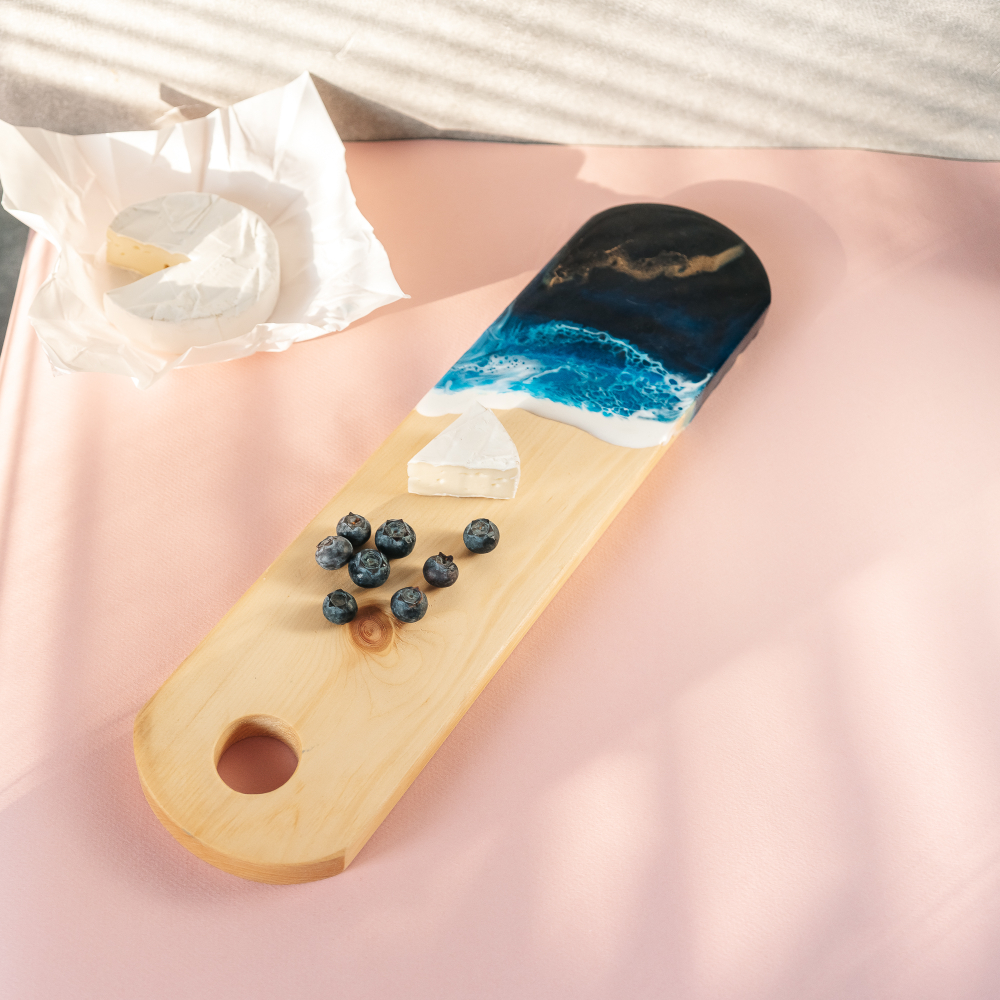 Доска разделочная из древесины сибирского кедра с эпоксидной смолой. RD81