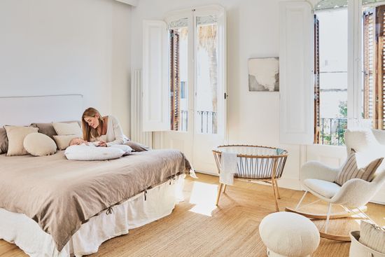 Кресло-качалка Vania из белой ткани букле Испания