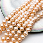 Жемчуг бусины, цвет персиковый, размер около 5,5-6 мм, цена за отрезок 18 см (1/2 нити)