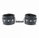 Черные кожаные наручники с металлическими клепками