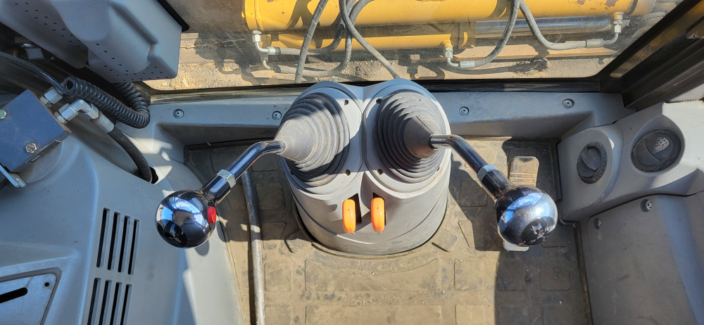 BIZON 888 Экскаватор-погрузчик 888 (Дизельный, 4,4 л, 102 л.с., АТ)