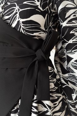 Жилет черный  декоративный  с завязками